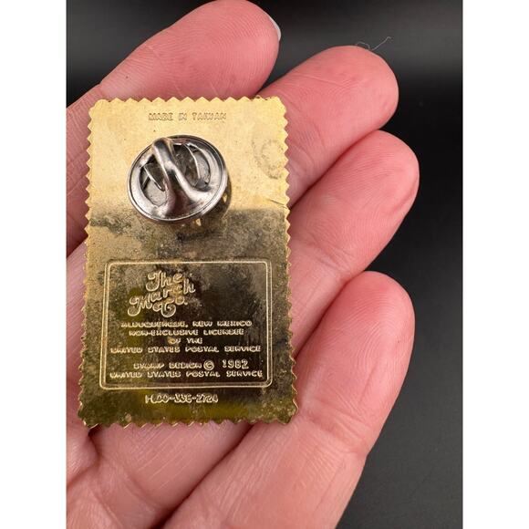 1982 Eastern Bluebird Postal Stamp Enamel Pin - Picture 5 of 6